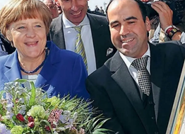 Τρικαλινός εστιάτορας στην Γερμανία πλήρωσε 10.000€ για κέρινο ομοίωμα της Μέρκελ 